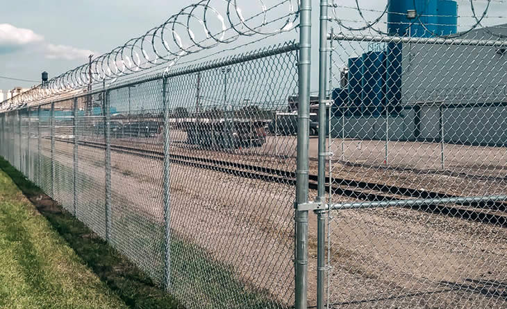Los cerramientos metálicos en exteriores pueden tener diversas aplicaciones y se utilizan en una amplia gama de entornos.