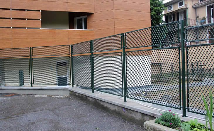 Durabilidad y costos de un cerramiento metálico con malla eslabonada en Bogotá, Colombia