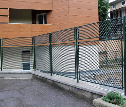 Durabilidad y costos de un cerramiento metálico con malla eslabonada en Bogotá, Colombia