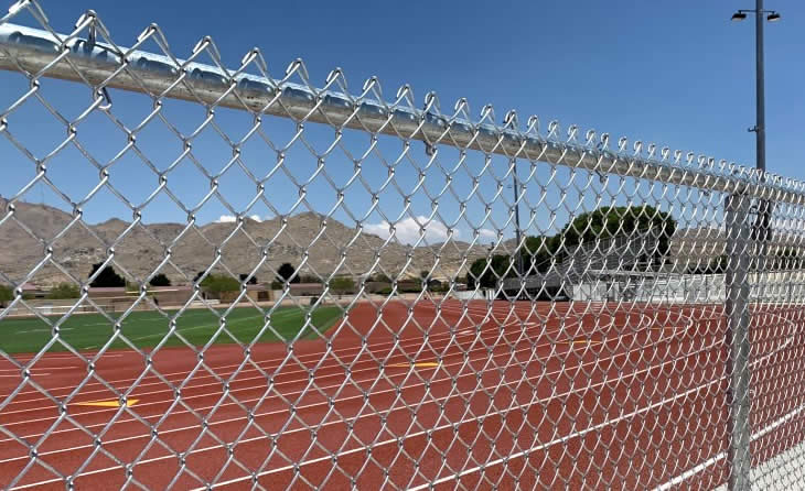 Instalación y manteniento de malla metálica eslabonada para el cerramiento de instalaciones deportivas en Bogotá, Colombia