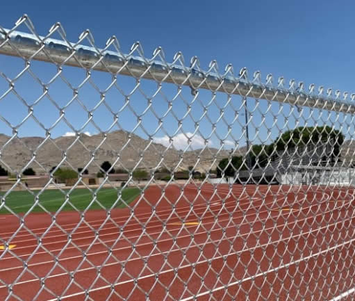 Instalación y manteniento de malla metálica eslabonada para el cerramiento de instalaciones deportivas en Bogotá, Colombia