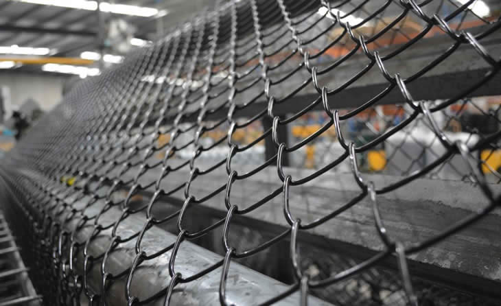 Procesos de fabricación, diseño e instalación de malla metálica eslabonada para cerramientos metálicos en Bogotá, Colombia