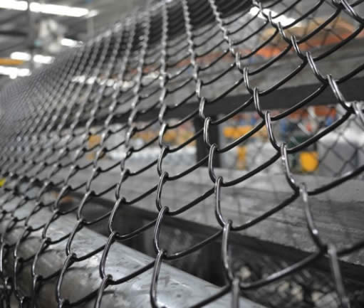 Procesos de fabricación, diseño e instalación de malla metálica eslabonada para cerramientos metálicos en Bogotá, Colombia