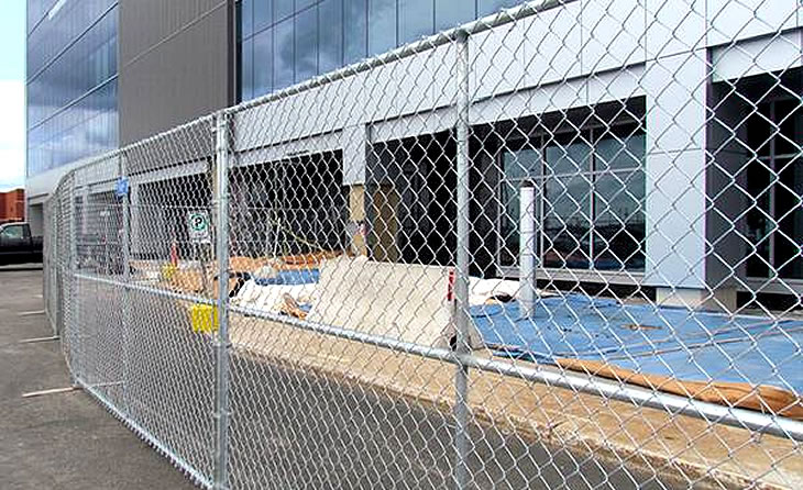 Límites seguros y definidos con malla metálica eslabonada en proyectos de construcción, ingeniería e infraestructura