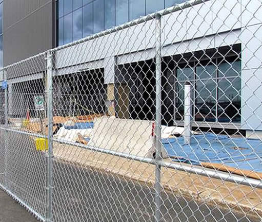 Límites seguros y definidos con malla metálica eslabonada en proyectos de construcción, ingeniería e infraestructura