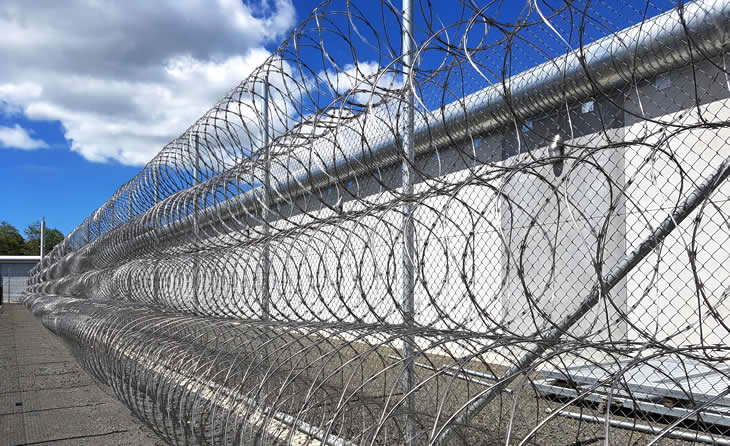 Uso y aplicación de malla metálica eslabonada en instalaciones de seguridad, centros de detención, correcionales, centros penitenciarios y carcelarios