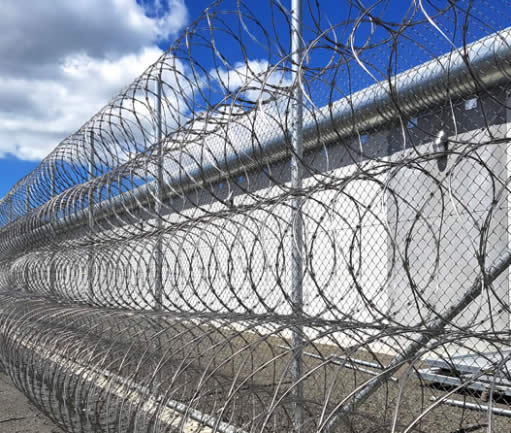 Uso y aplicación de malla metálica eslabonada en instalaciones de seguridad, centros de detención, correcionales, centros penitenciarios y carcelarios