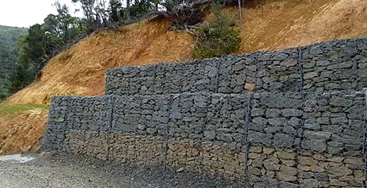 Muro de gaviones de piedra en malla metálica eslaboanda en Bogotá, Colombia