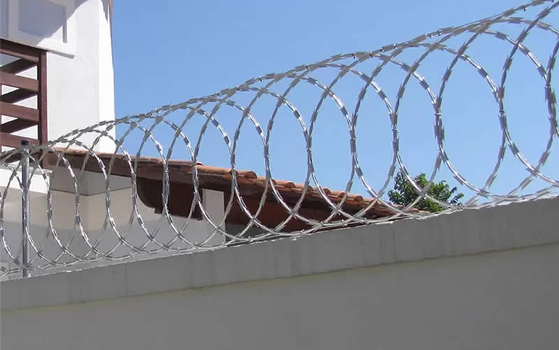Instalación, fijación y montaje de concertinas metálicas de seguridad para cerramientos en Bogotá, Colombia