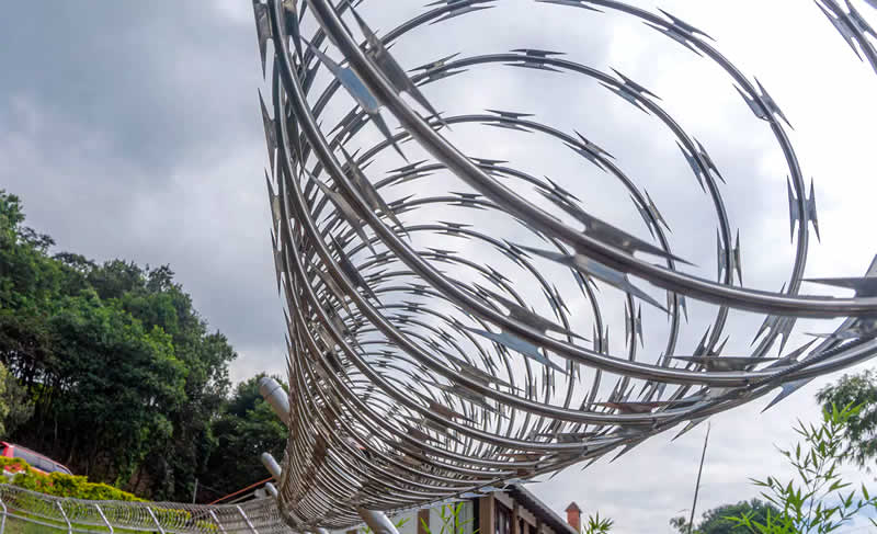 Instalación y fabricación de concertinas metálicas de seguridad para cerramientos metálicos en Bogotá, Colombia