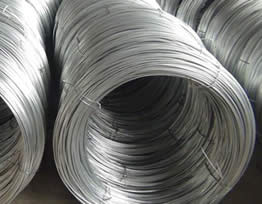 El alambre galvanizado se utiliza en mallas metálicas eslabonadas.