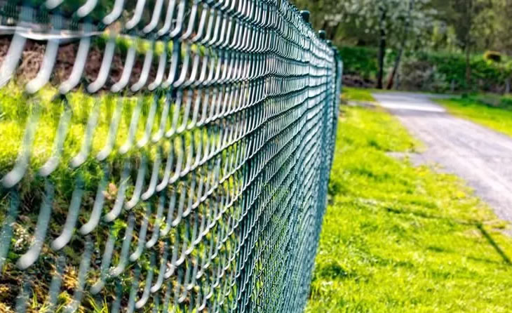 Cercado metálico de espacios públicos y parques con malla metálica eslabonada en Bogotá, Colombia