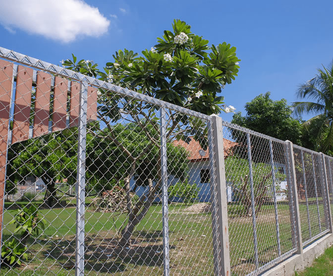 Cerramiento de espacios públicos y arques con malla metálica eslabonada en Bogotá, Colombia