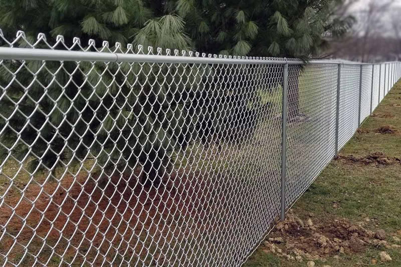 Delimitando espacios con seguridad y estilo con malla metálica eslabonada en Bogotá, Colombia