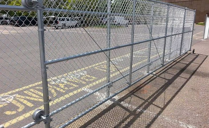 Fabricación de estructuras metálicas personalizadas para cerramientos metálicos con malla eslabonada en Bogotá, Colombia
