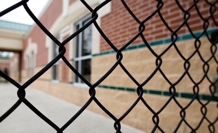 Seguridad, cercamientos y cerramientos metálicos con malla eslabonada para colegios en Bogotá, Colombia