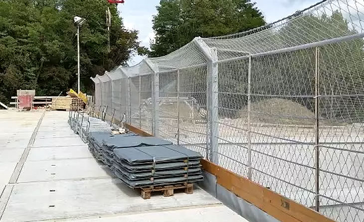Diferentes tipos de cerramientos metálicos con malla eslabonada para obras de construcción en Bogotá, Colombia
