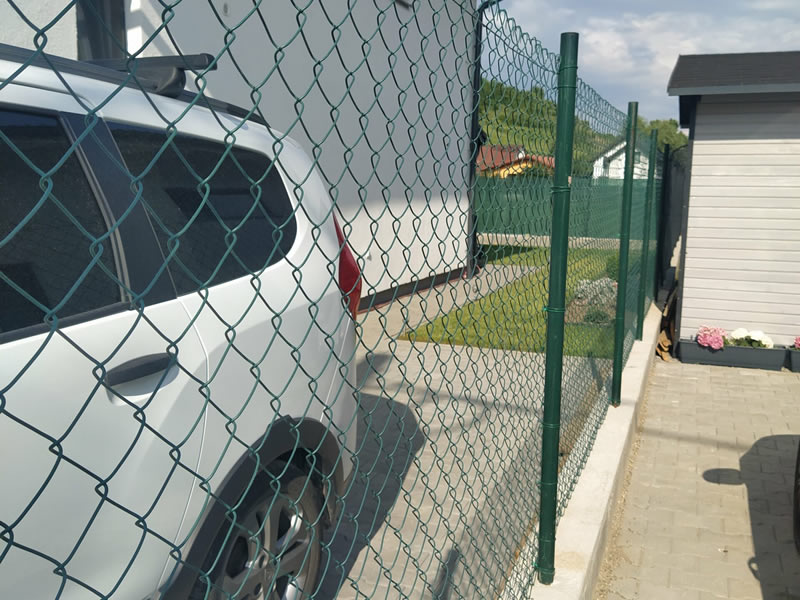Cercamiento de construcciones civiles con malla metálica eslabonada en Bogotá, Colombia